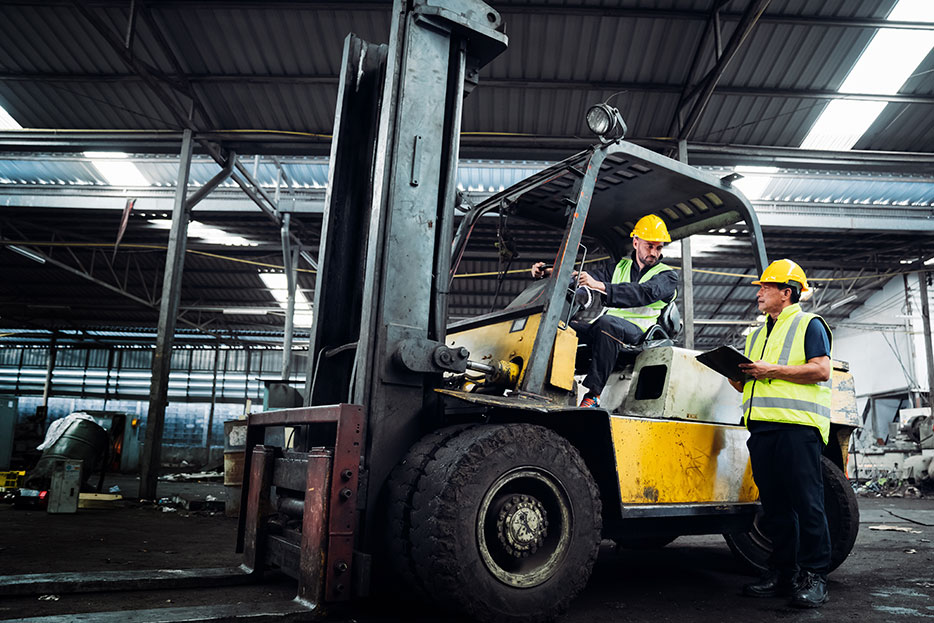 Personal aplica Lean Logistics para aumentar la eficiencia
