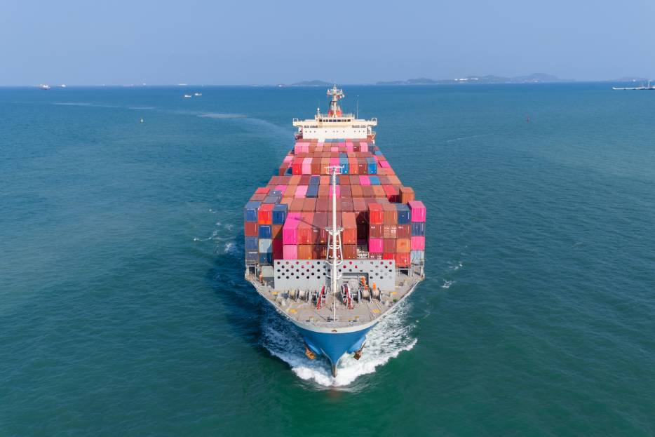 barco con contenedores de mercancía china 